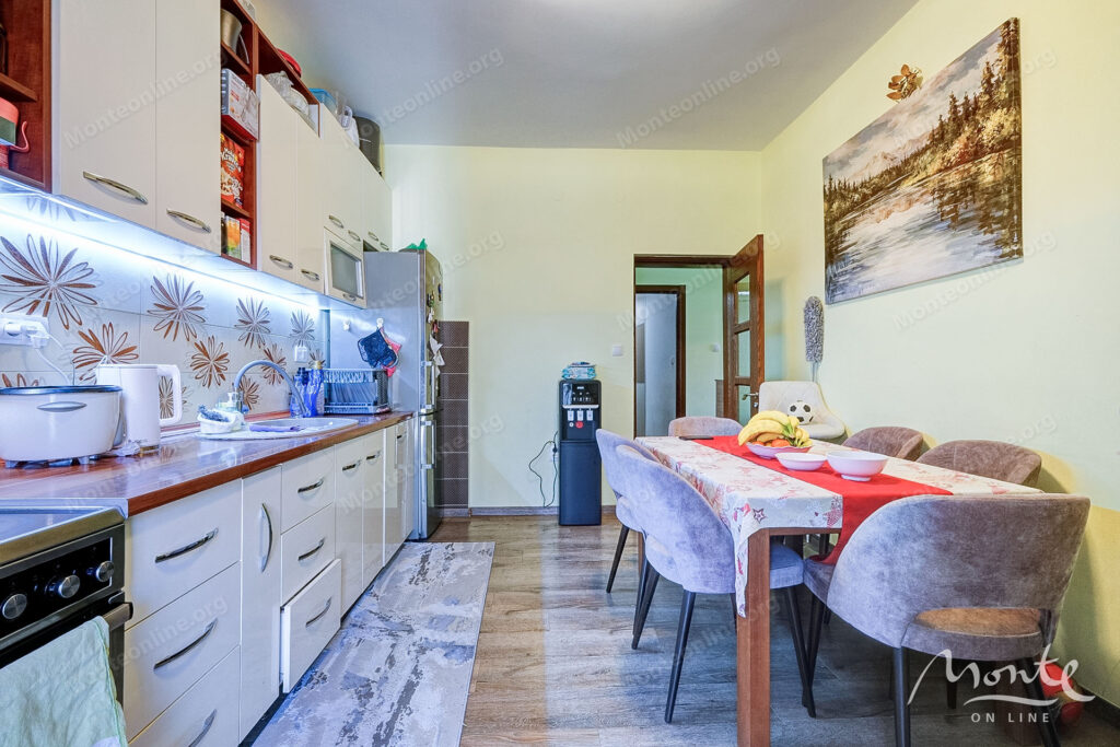 dvuhetazhnyj dom na pervoj linii s vidom na zaliv v muo kotor 10