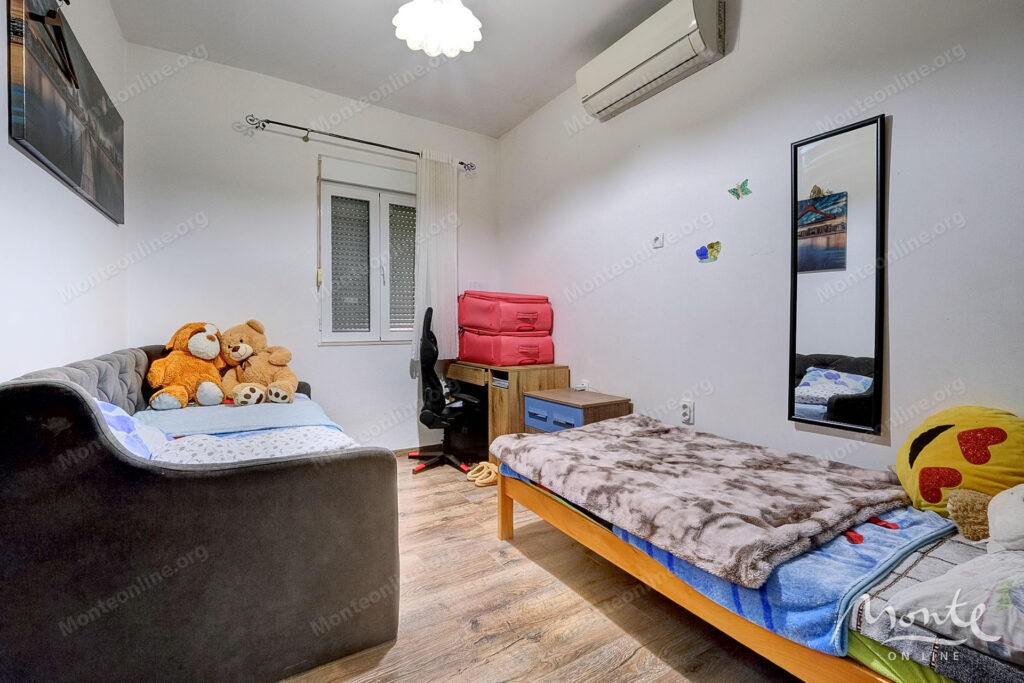 dvuhetazhnyj dom na pervoj linii s vidom na zaliv v muo kotor 11