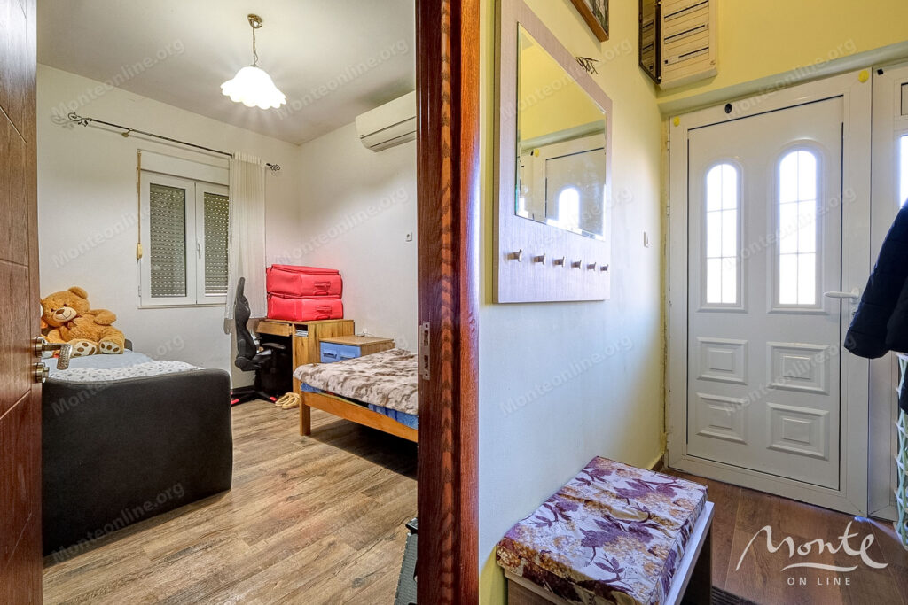 dvuhetazhnyj dom na pervoj linii s vidom na zaliv v muo kotor 12