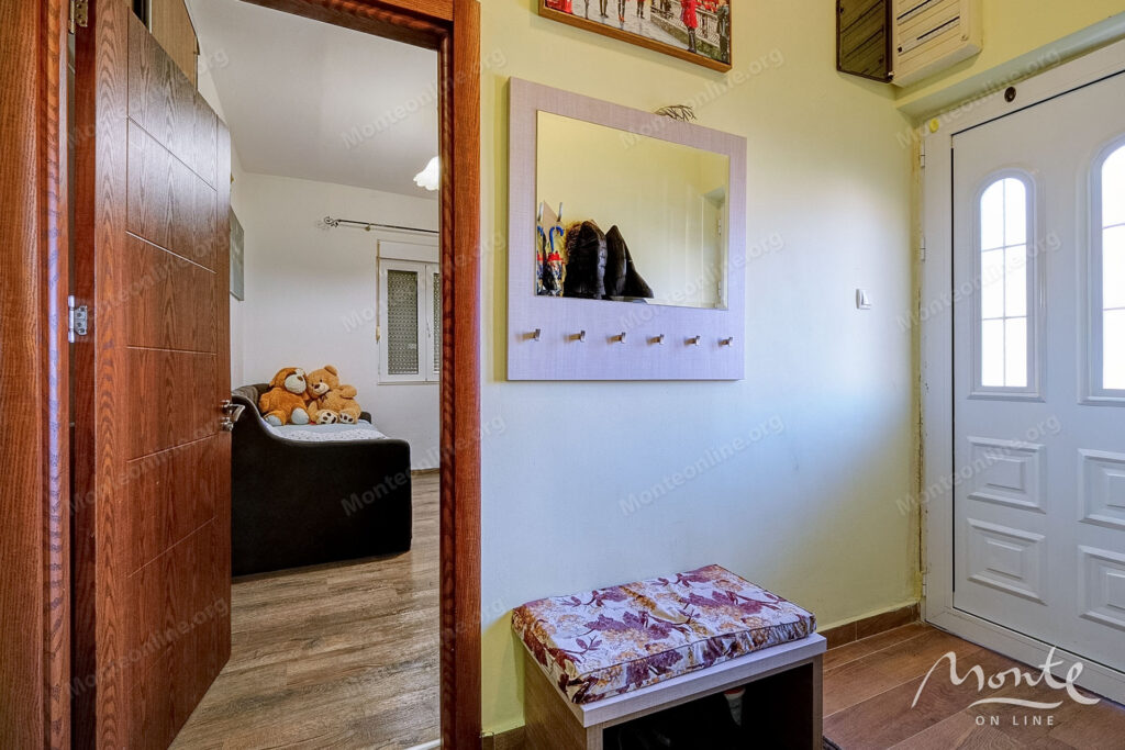 dvuhetazhnyj dom na pervoj linii s vidom na zaliv v muo kotor 14