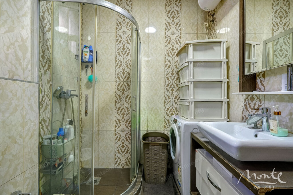 dvuhetazhnyj dom na pervoj linii s vidom na zaliv v muo kotor 16