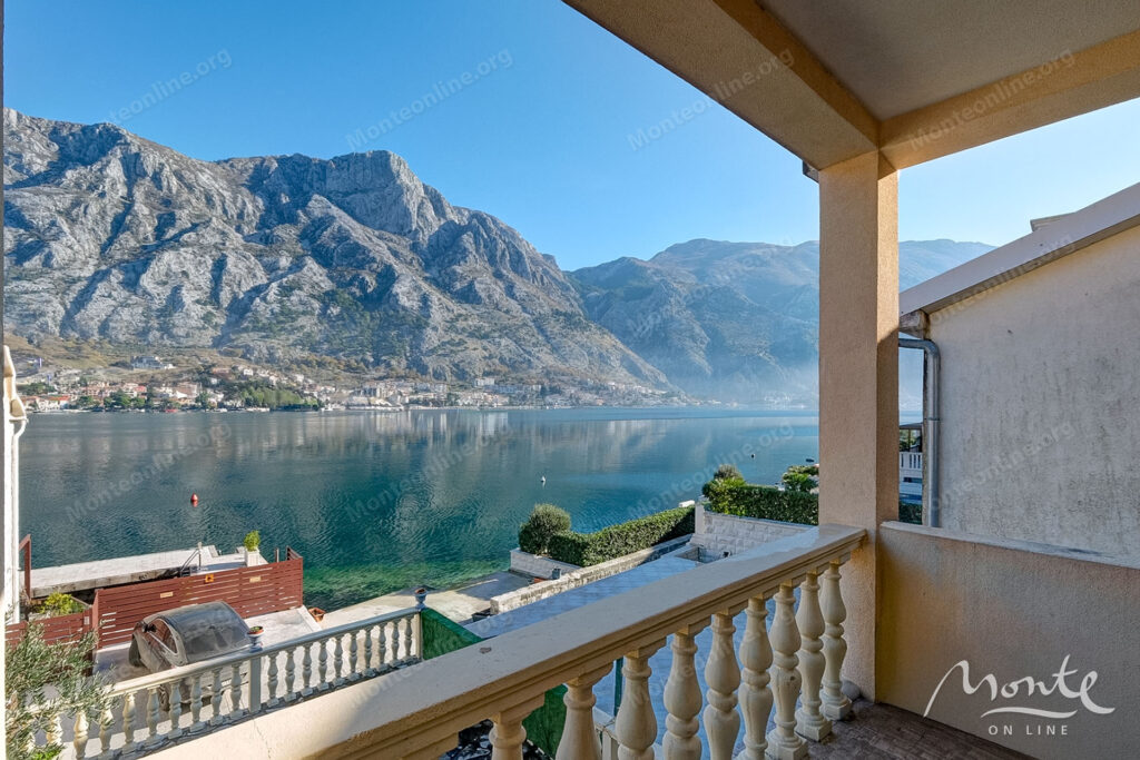 dvuhetazhnyj dom na pervoj linii s vidom na zaliv v muo kotor 19