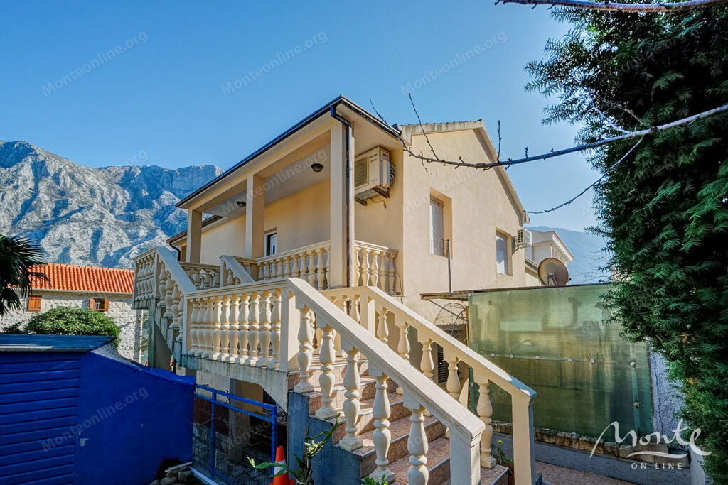 dvuhetazhnyj dom na pervoj linii s vidom na zaliv v muo kotor 23