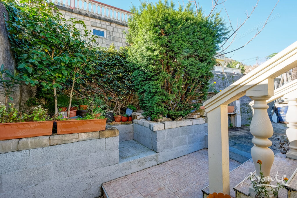 dvuhetazhnyj dom na pervoj linii s vidom na zaliv v muo kotor 24