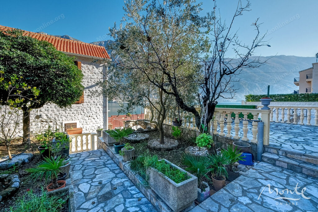 dvuhetazhnyj dom na pervoj linii s vidom na zaliv v muo kotor 27