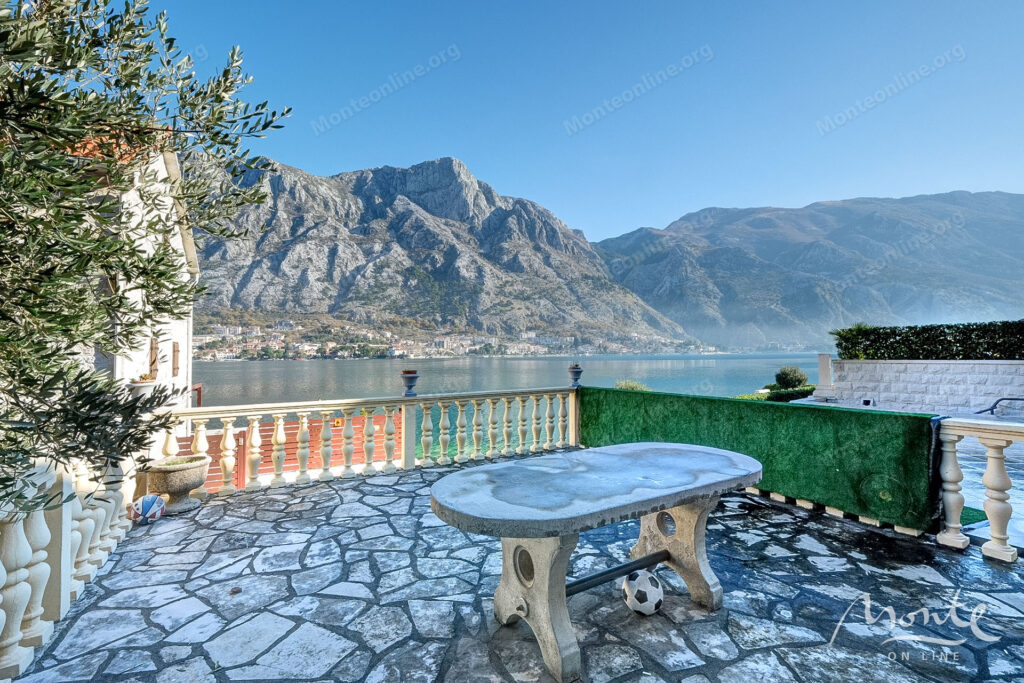 dvuhetazhnyj dom na pervoj linii s vidom na zaliv v muo kotor 30