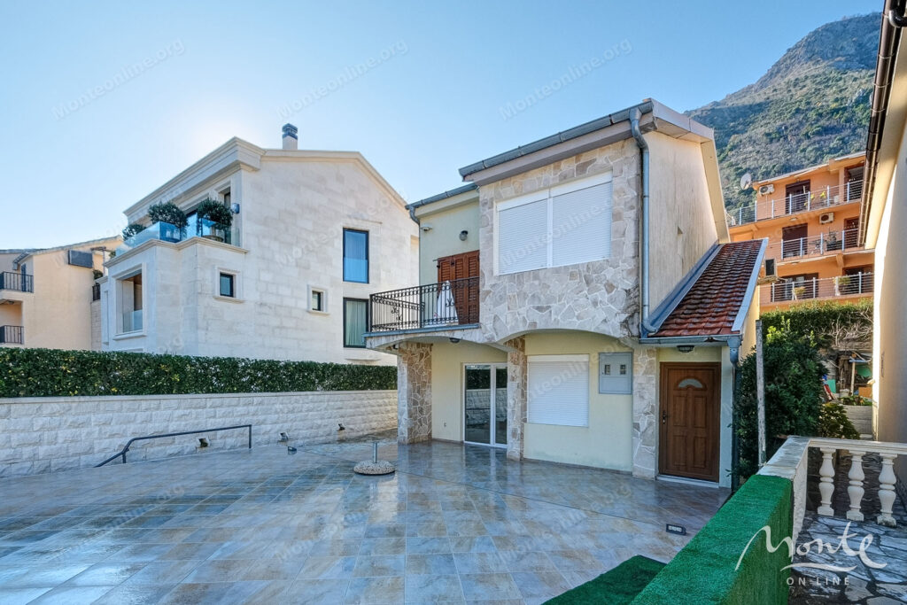 dvuhetazhnyj dom na pervoj linii s vidom na zaliv v muo kotor 31