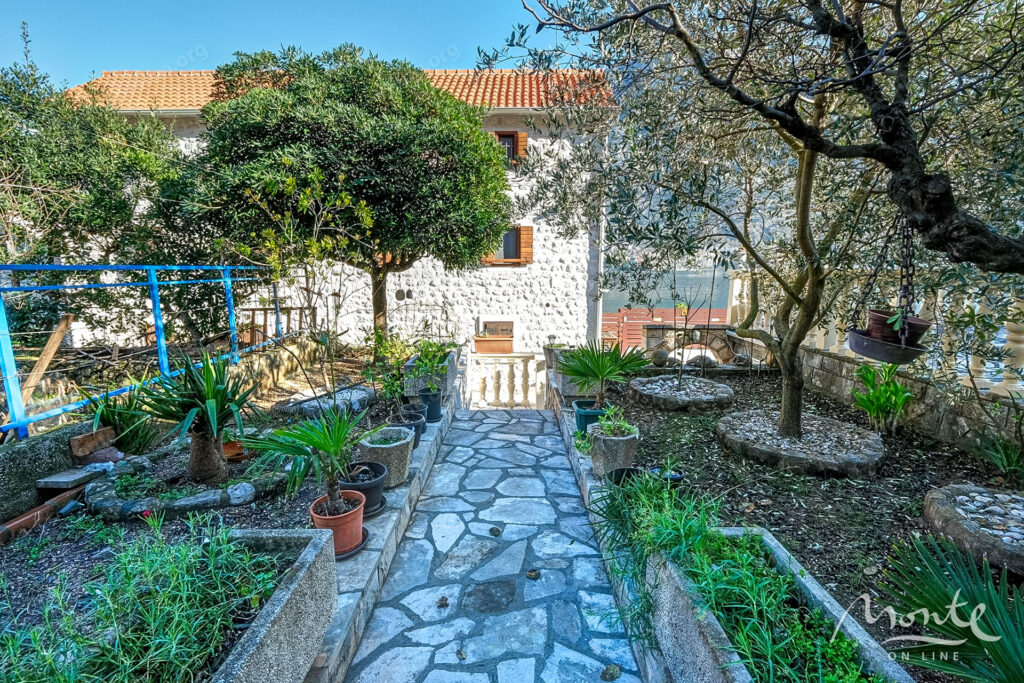 dvuhetazhnyj dom na pervoj linii s vidom na zaliv v muo kotor 34