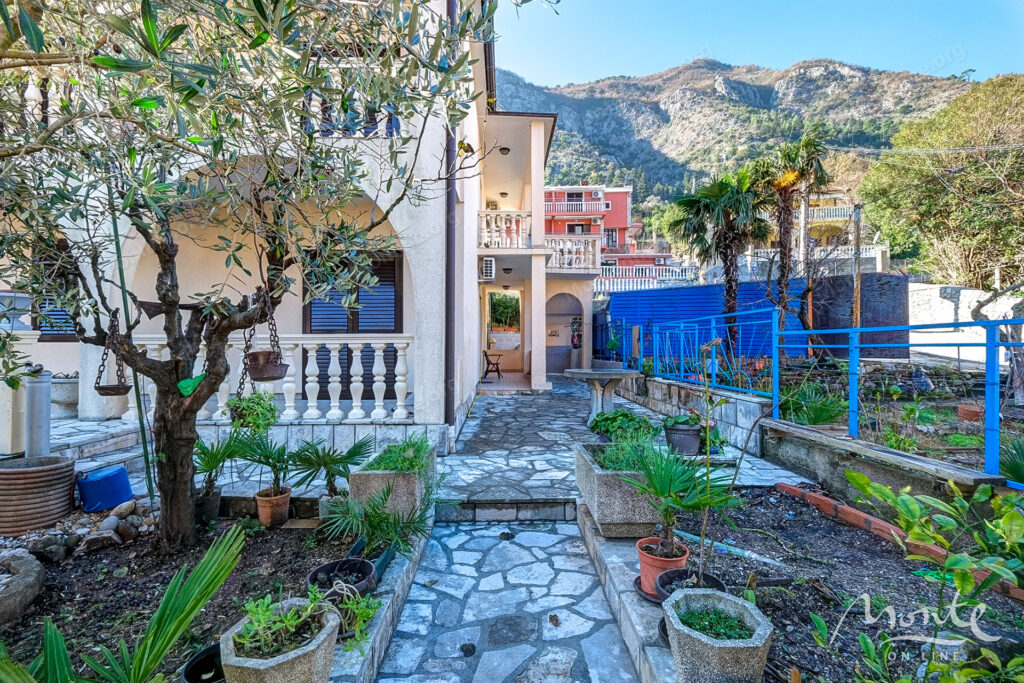 dvuhetazhnyj dom na pervoj linii s vidom na zaliv v muo kotor 35