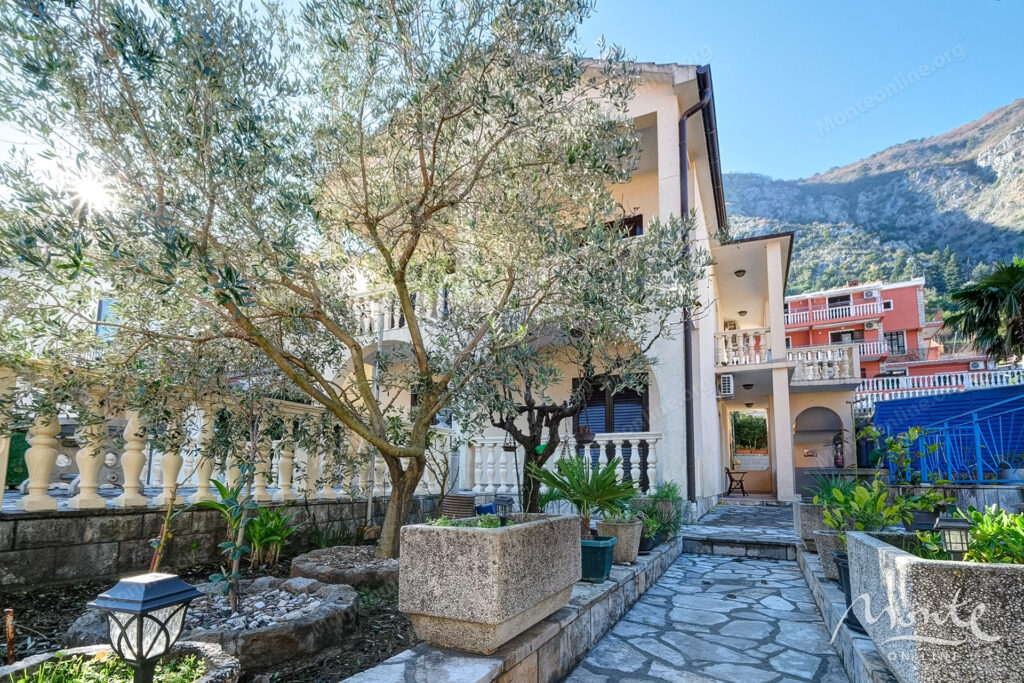 dvuhetazhnyj dom na pervoj linii s vidom na zaliv v muo kotor 36