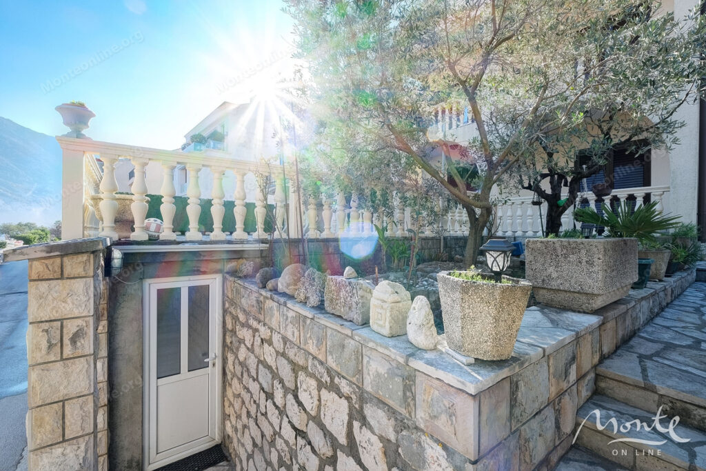 dvuhetazhnyj dom na pervoj linii s vidom na zaliv v muo kotor 37