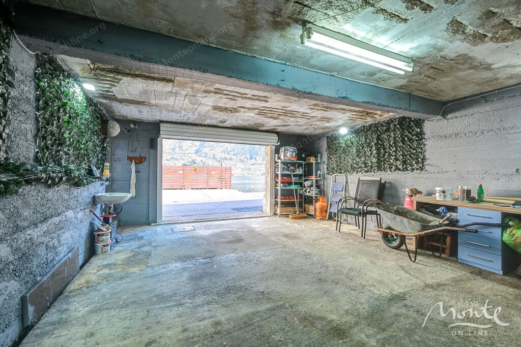 dvuhetazhnyj dom na pervoj linii s vidom na zaliv v muo kotor 38