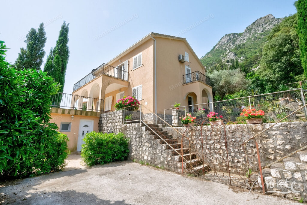 dvuhetazhnyj dom u morya s sadom i garazhom v zhivopisnom muo kotor 02