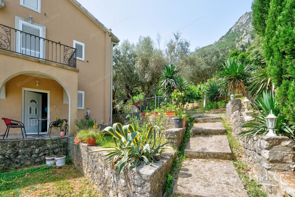 dvuhetazhnyj dom u morya s sadom i garazhom v zhivopisnom muo kotor 04