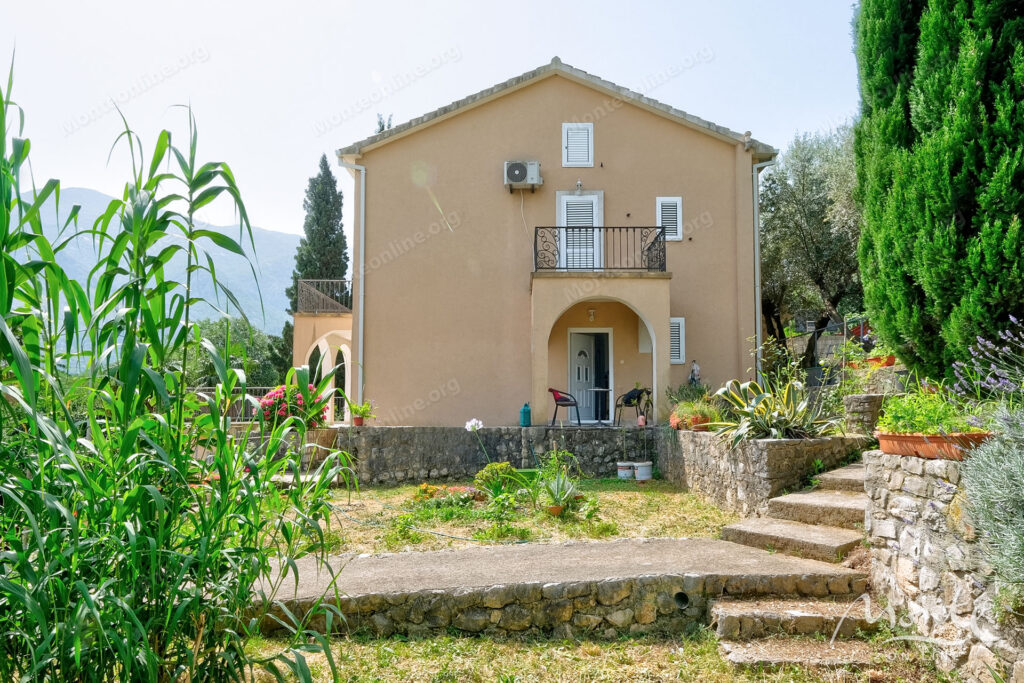 dvuhetazhnyj dom u morya s sadom i garazhom v zhivopisnom muo kotor 05