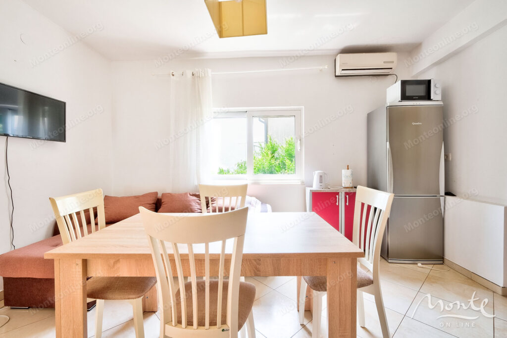 dvuhetazhnyj dom u morya s sadom i garazhom v zhivopisnom muo kotor 09