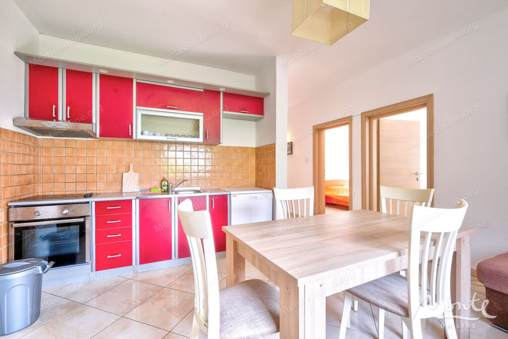 dvuhetazhnyj dom u morya s sadom i garazhom v zhivopisnom muo kotor 10