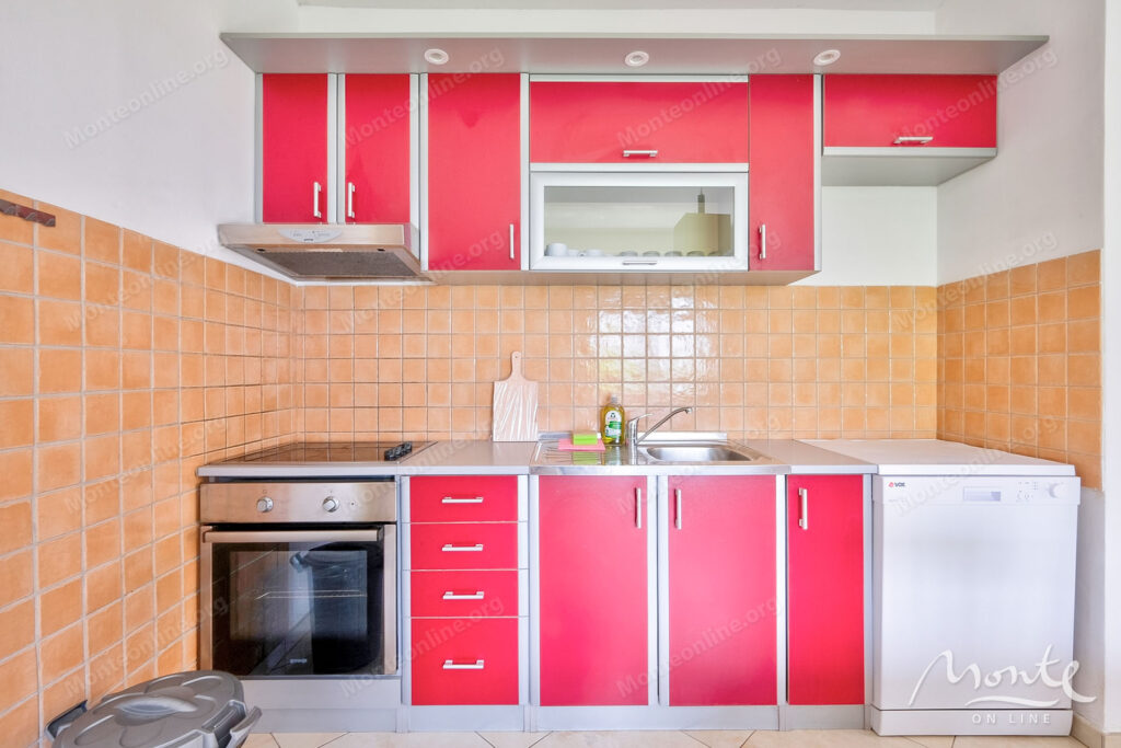 dvuhetazhnyj dom u morya s sadom i garazhom v zhivopisnom muo kotor 11