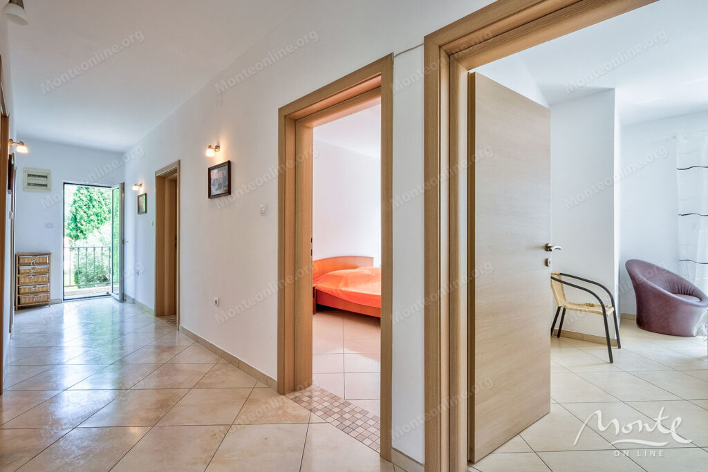 dvuhetazhnyj dom u morya s sadom i garazhom v zhivopisnom muo kotor 12