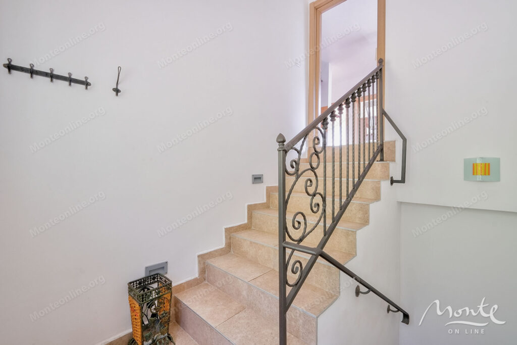 dvuhetazhnyj dom u morya s sadom i garazhom v zhivopisnom muo kotor 20