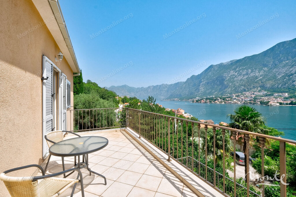 dvuhetazhnyj dom u morya s sadom i garazhom v zhivopisnom muo kotor 22