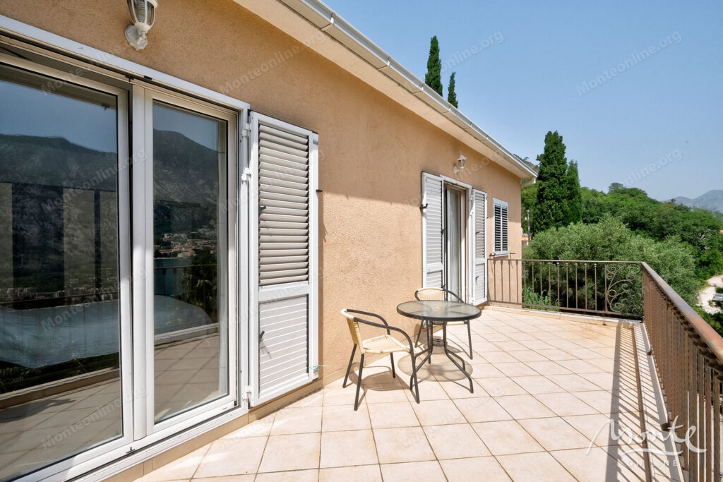 dvuhetazhnyj dom u morya s sadom i garazhom v zhivopisnom muo kotor 23