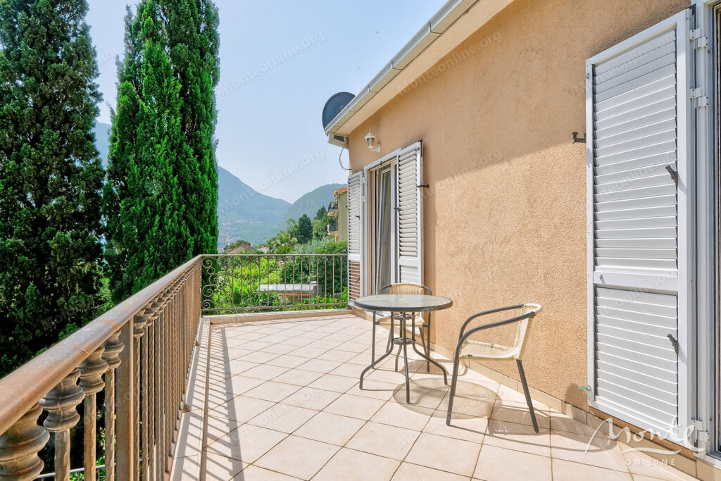 dvuhetazhnyj dom u morya s sadom i garazhom v zhivopisnom muo kotor 26