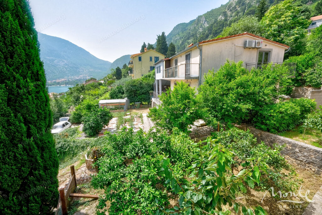 dvuhetazhnyj dom u morya s sadom i garazhom v zhivopisnom muo kotor 28