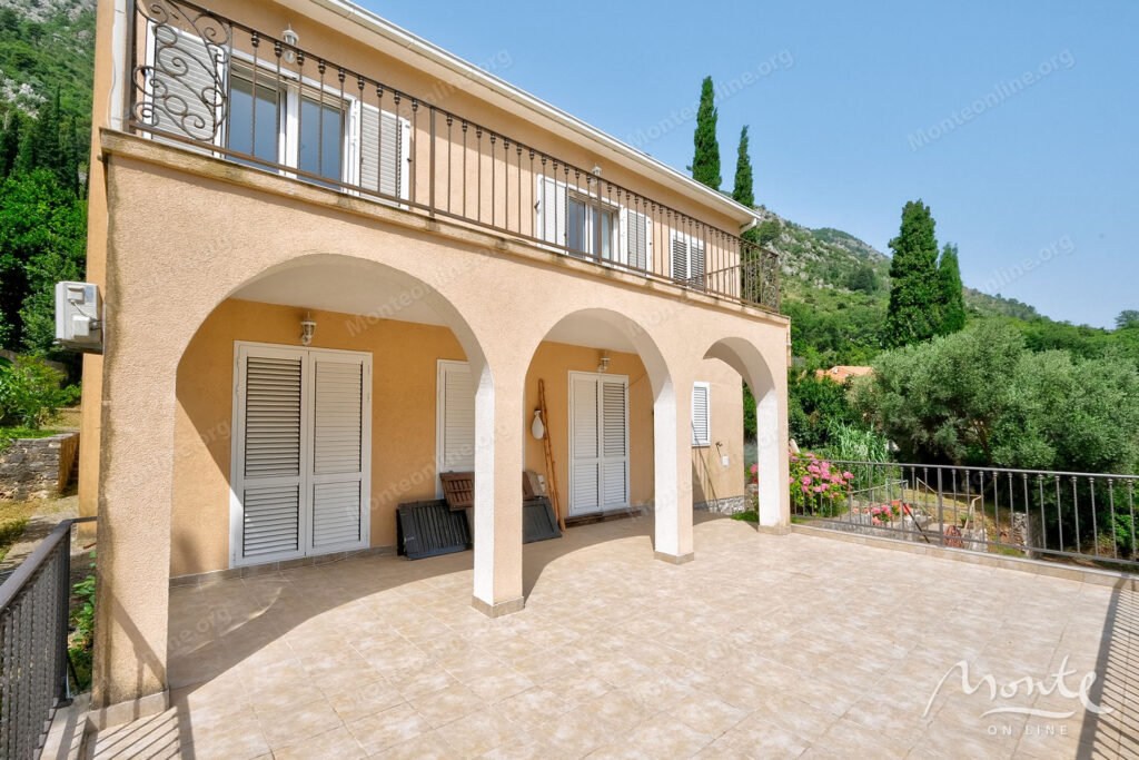 dvuhetazhnyj dom u morya s sadom i garazhom v zhivopisnom muo kotor 31