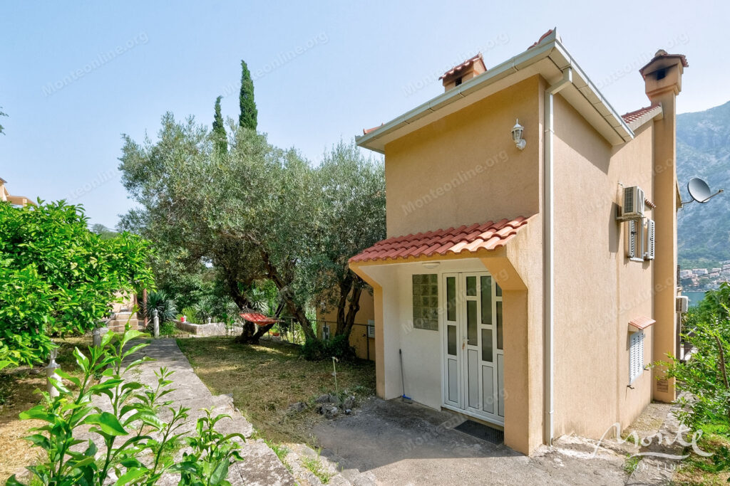 dvuhetazhnyj dom u morya s sadom i garazhom v zhivopisnom muo kotor 33