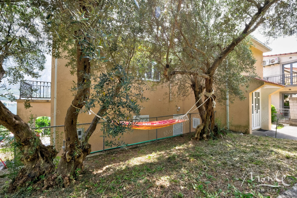 dvuhetazhnyj dom u morya s sadom i garazhom v zhivopisnom muo kotor 35