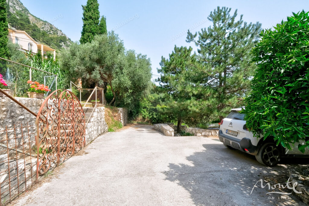 dvuhetazhnyj dom u morya s sadom i garazhom v zhivopisnom muo kotor 41