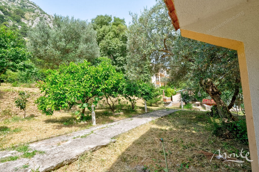 dvuhetazhnyj dom u morya s sadom i garazhom v zhivopisnom muo kotor 43