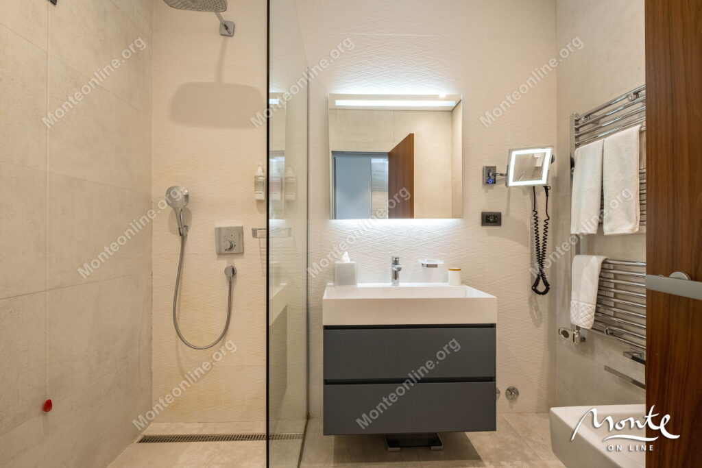 elegantnaya studiya v prestizhnom komplekse nikki beach montenegro 07