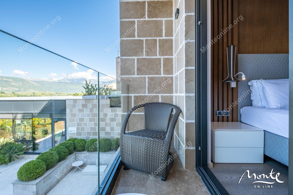 elegantnaya studiya v prestizhnom komplekse nikki beach montenegro 11