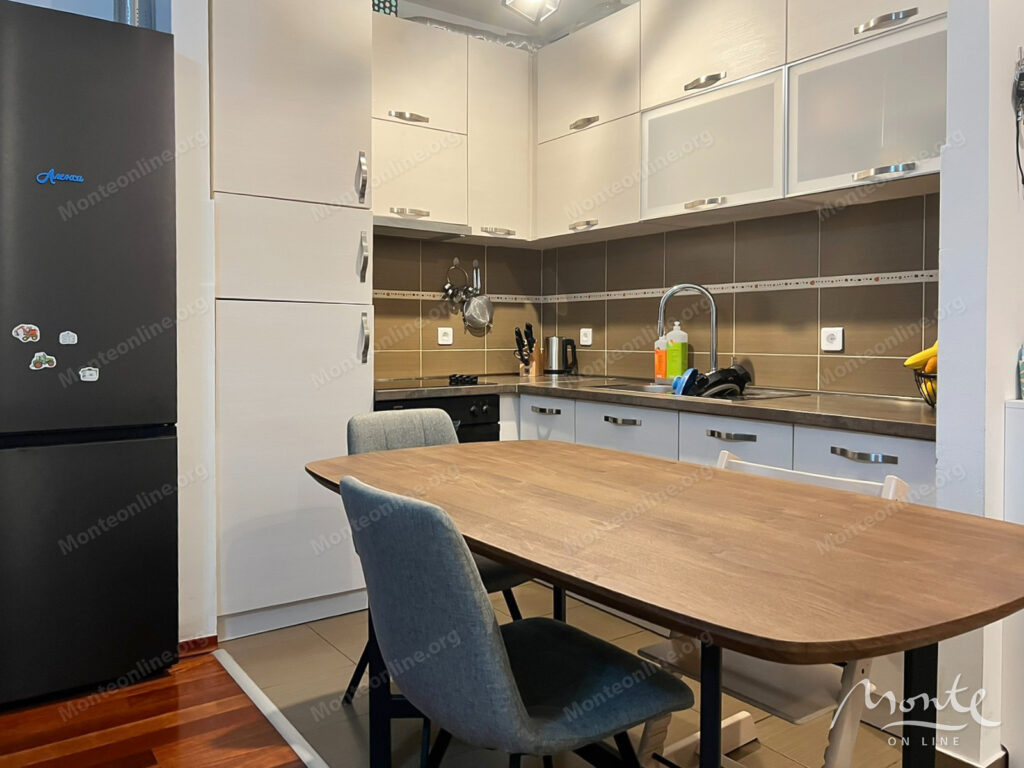 One-bedroom apartment with a spacious terrace in the central part of Podgorica 04