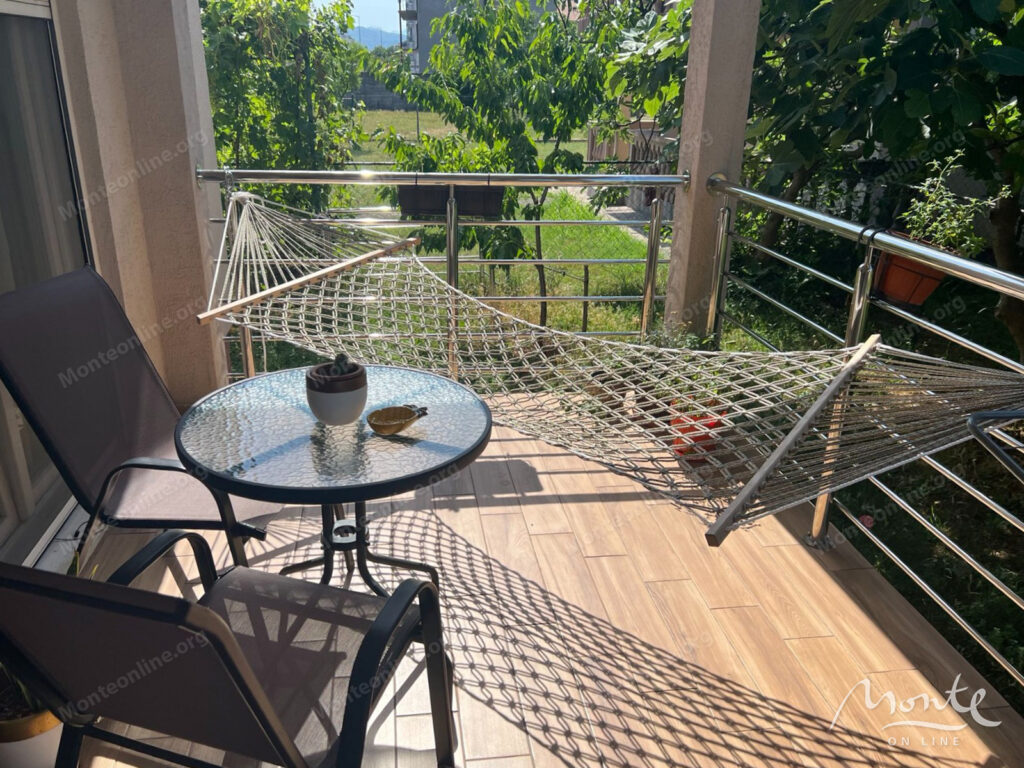 One-bedroom apartment with a spacious terrace in the central part of Podgorica 09