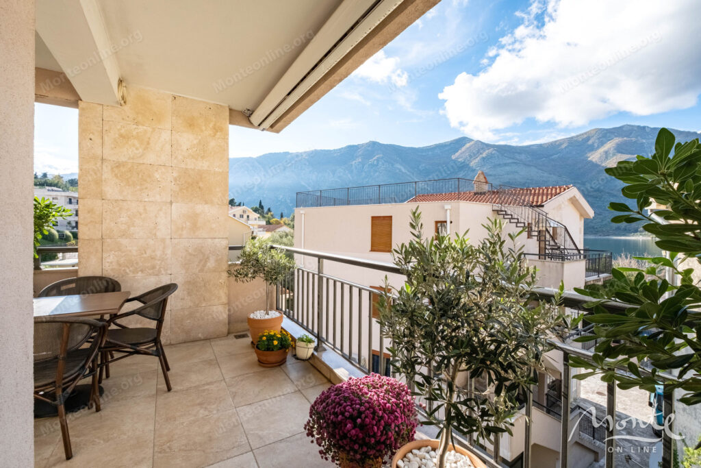 kvartira s 3 spalnyami i sobstvennym parkingom u morya v dobrote 01