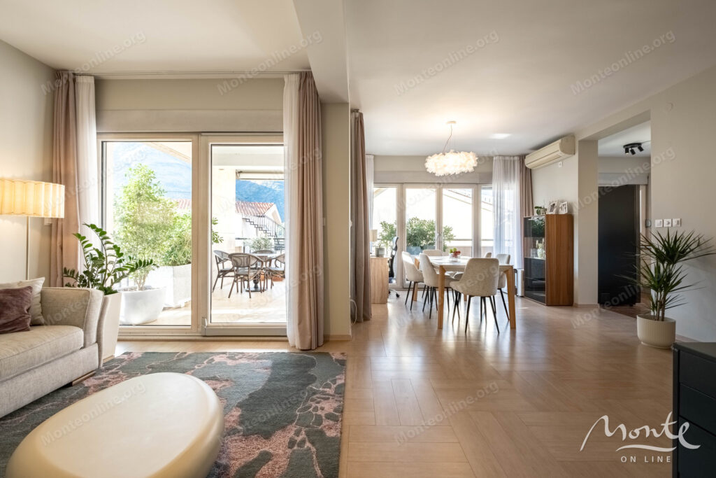 kvartira s 3 spalnyami i sobstvennym parkingom u morya v dobrote 02