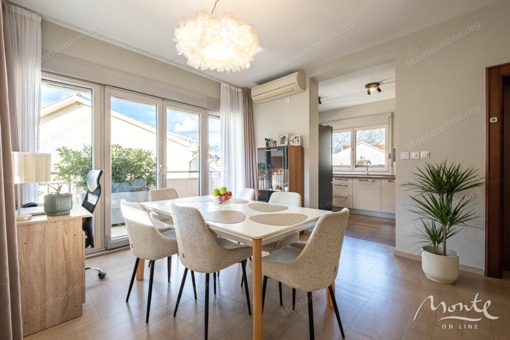 kvartira s 3 spalnyami i sobstvennym parkingom u morya v dobrote 03