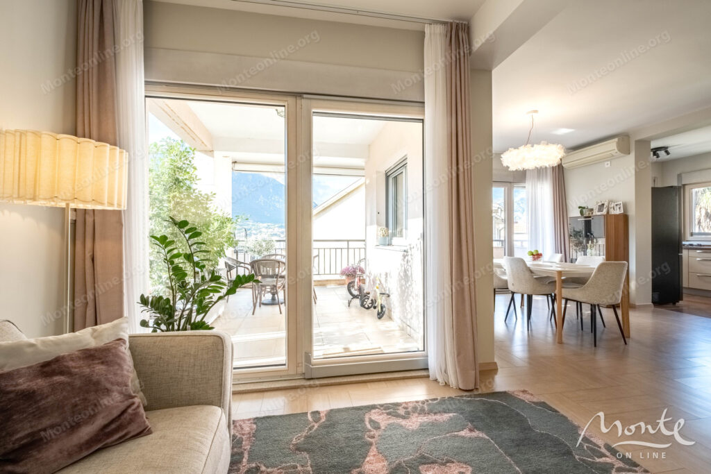 kvartira s 3 spalnyami i sobstvennym parkingom u morya v dobrote 05