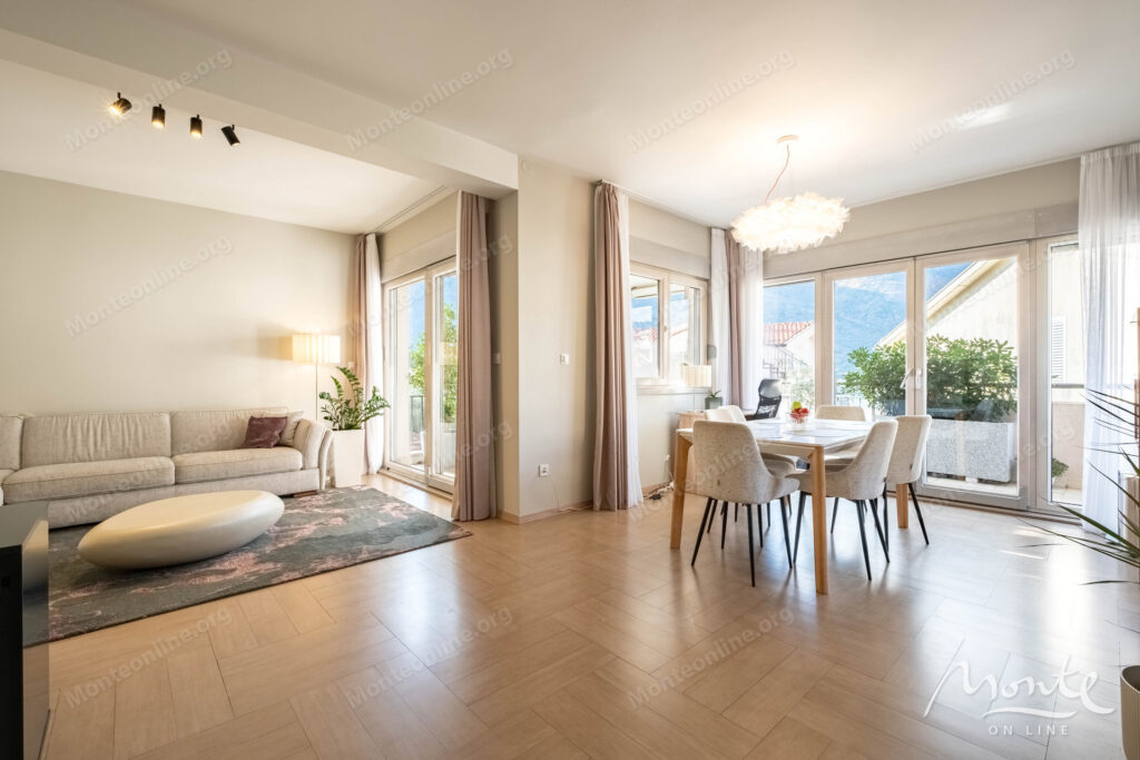 kvartira s 3 spalnyami i sobstvennym parkingom u morya v dobrote 08