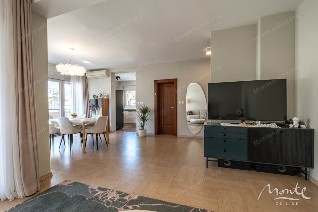 kvartira s 3 spalnyami i sobstvennym parkingom u morya v dobrote 09