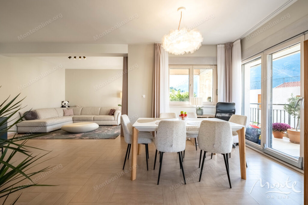 kvartira s 3 spalnyami i sobstvennym parkingom u morya v dobrote 10