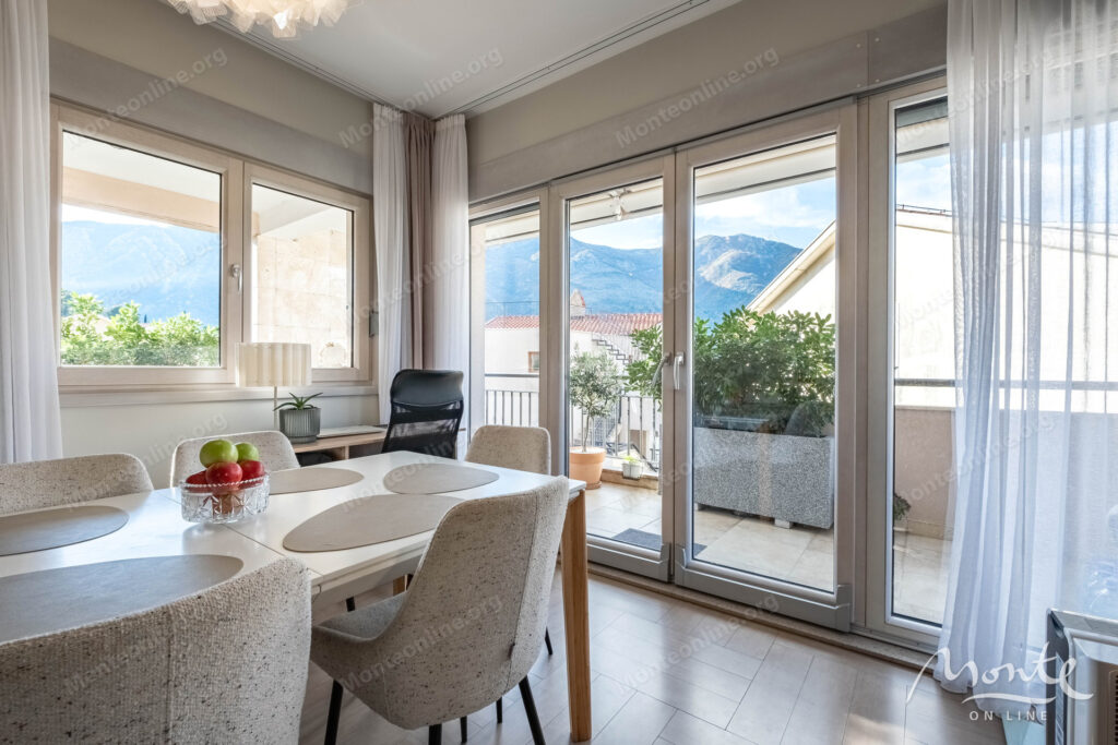 kvartira s 3 spalnyami i sobstvennym parkingom u morya v dobrote 12