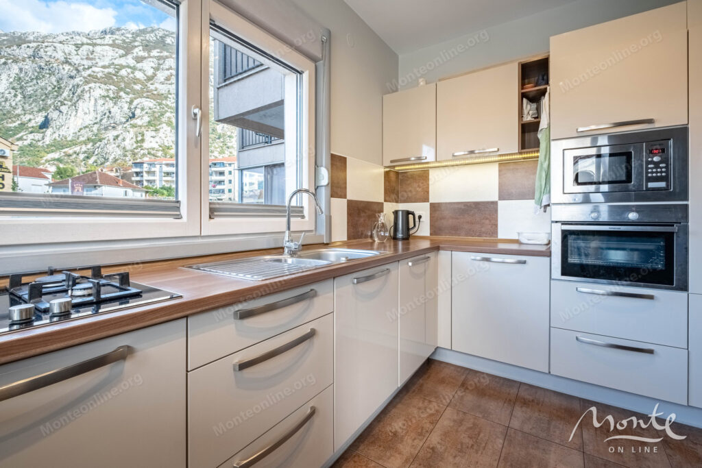 kvartira s 3 spalnyami i sobstvennym parkingom u morya v dobrote 13