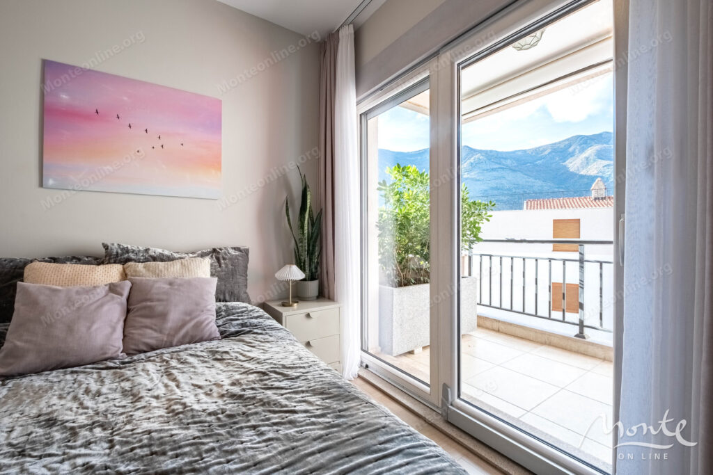 kvartira s 3 spalnyami i sobstvennym parkingom u morya v dobrote 16