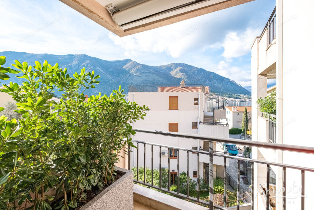 kvartira s 3 spalnyami i sobstvennym parkingom u morya v dobrote 17