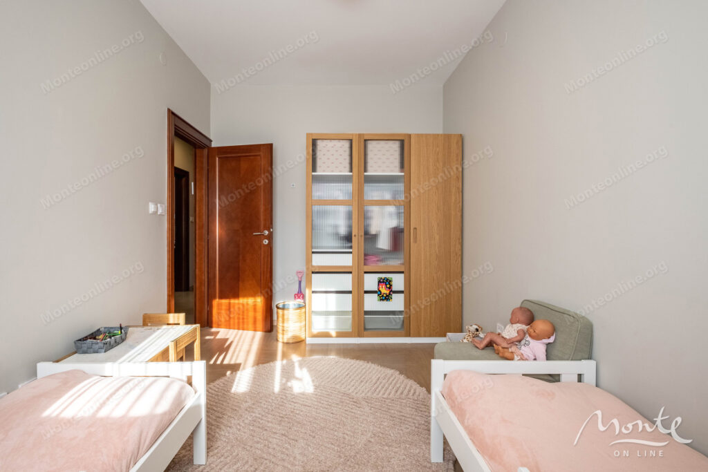 kvartira s 3 spalnyami i sobstvennym parkingom u morya v dobrote 20