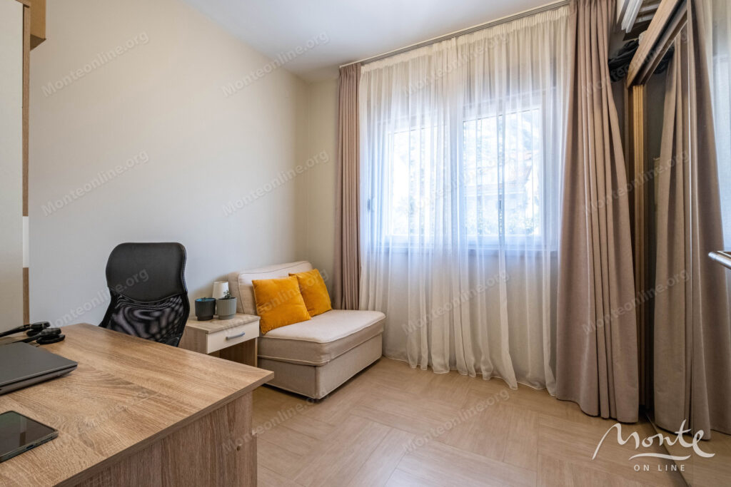 kvartira s 3 spalnyami i sobstvennym parkingom u morya v dobrote 22